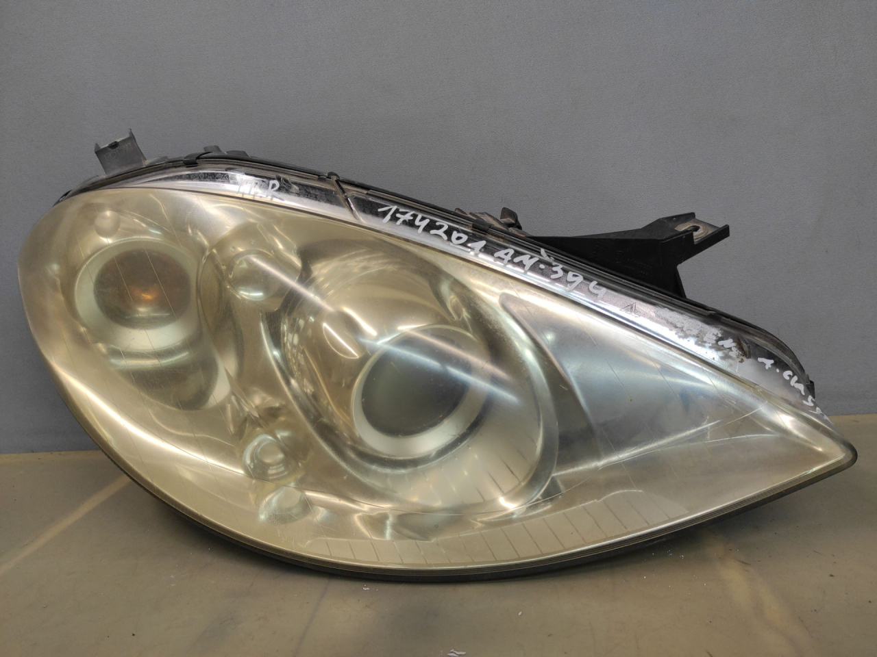 фара правая Mercedes-Benz A-Класс W169 2005, 2.0 л., M 266.980, бензин, вариатор, черный, передний привод, A1698201461 - фото №1