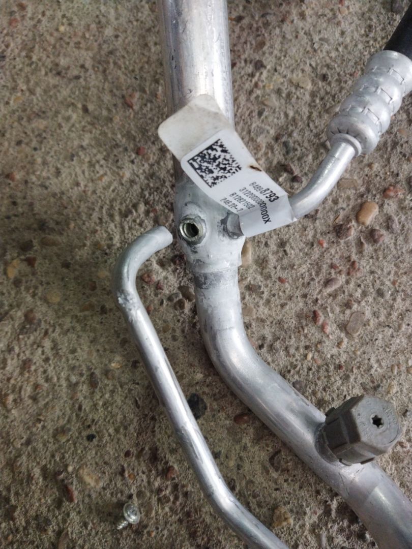 трубка кондиционера GMC Terrain 2 поколение (рестайлинг) 2023, 1.5 л., бензин, АКПП, черный, внедорожник 5 дв., передний привод, 84898793 - фото №1