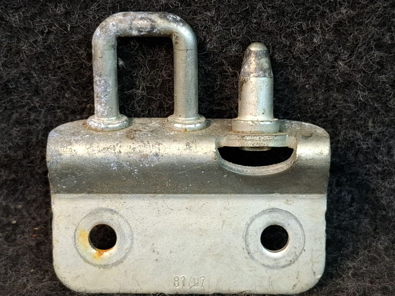 ответная часть (скоба) замка двери Mercedes-Benz Sprinter 2 поколение (W906) 2007, 2.1 л., OM 646.701, дизель, МКПП, красный, A9067400032 - фото №1