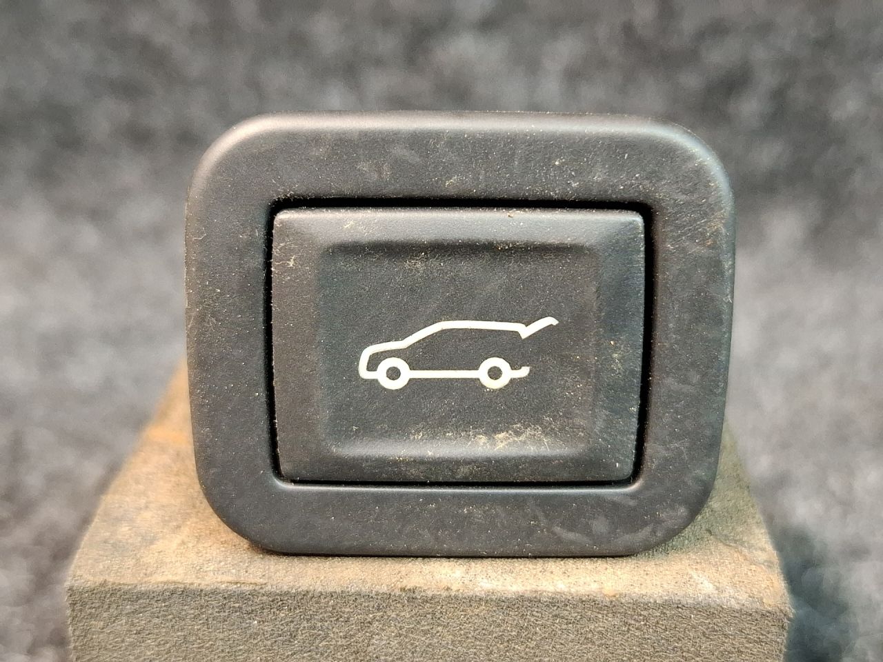 кнопка открытия багажника Chevrolet Equinox 3 поколение 2018, 1.5 л., бензин, АКПП, серый/441b, полный привод - фото №1