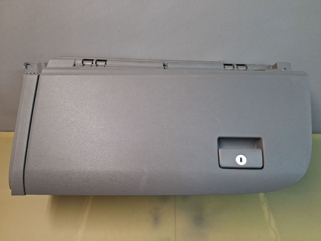 бардачок Toyota Sienna 3 поколение 2011, 3.5 л., 2GR-FE, бензин, АКПП, серый, передний привод - фото №1