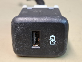 разъем AUX / USB Chevrolet Traverse 2 поколение [рестайлинг] 2022, 3.6 л., бензин, АКПП, белый, внедорожник 5 дв., полный привод, 13527225