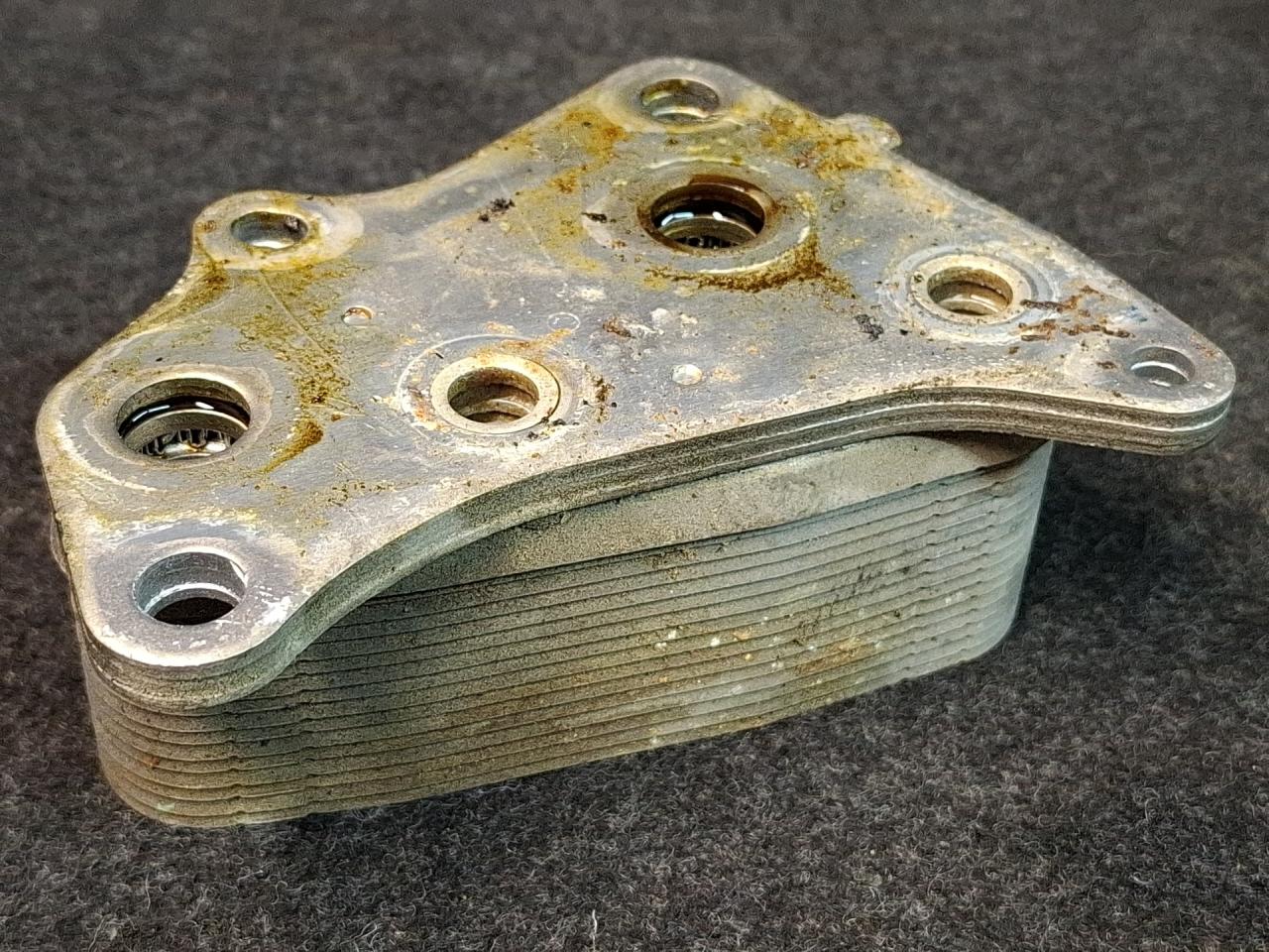 теплообменник масляного фильтра Chevrolet Malibu 9 поколение 2017, 1.5 л., бензин, АКПП, черный, седан, передний привод - фото №1