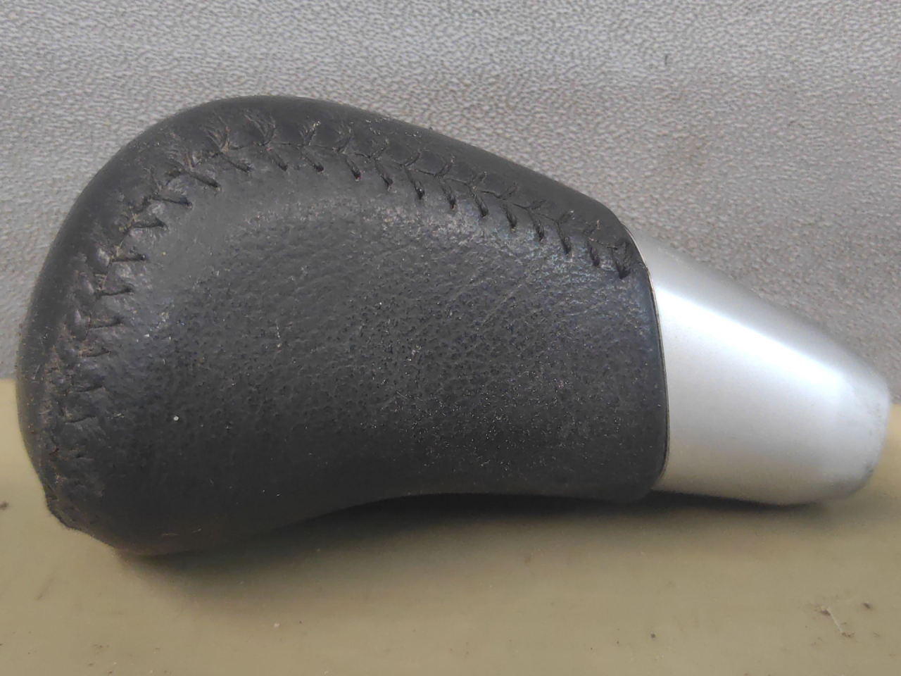 ручка кулисы КПП Mitsubishi Outlander 3 поколение 2013, 2.0 л., 4J11, бензин, АКПП, серый, внедорожник 5 дв., передний привод, правый руль - фото №1