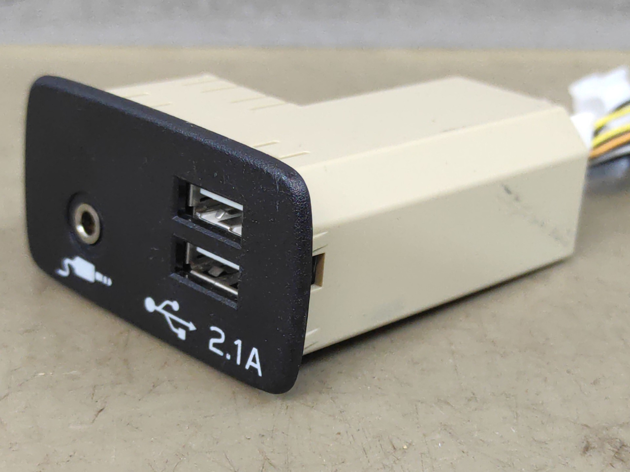 разъем AUX / USB Subaru Impreza 5 поколение (GK/GT) 2019, 2.0 л., бензин, вариатор, серый, седан, полный привод, 86257AL13B - фото №1