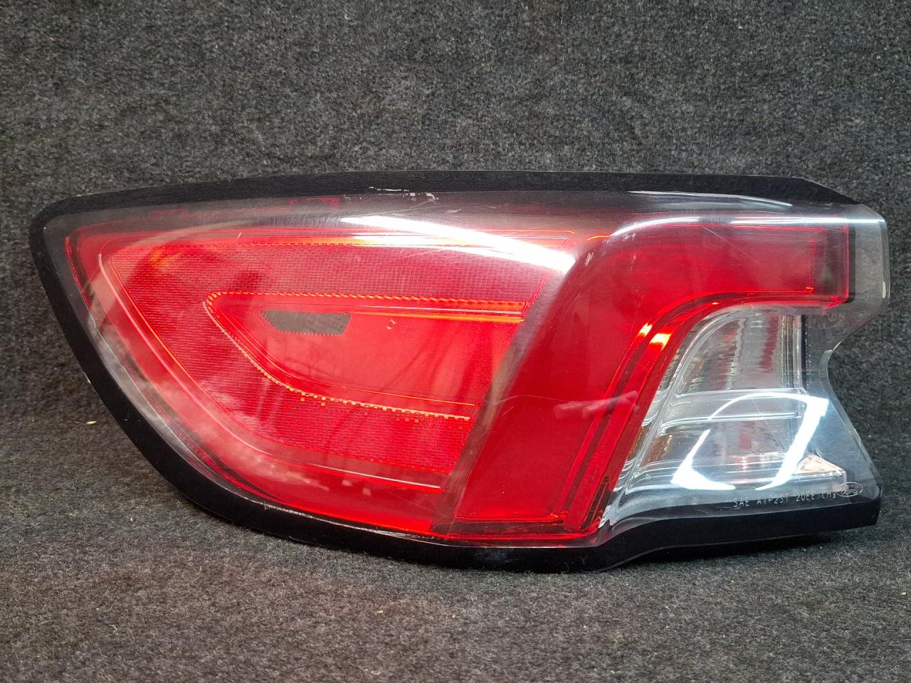 фонарь задний левый Ford Escape 4 поколение CX482 2020, 2.0 л., бензин, АКПП, белый az, внедорожник 5 дв., полный привод, LJ6B-13405-AG - фото №1