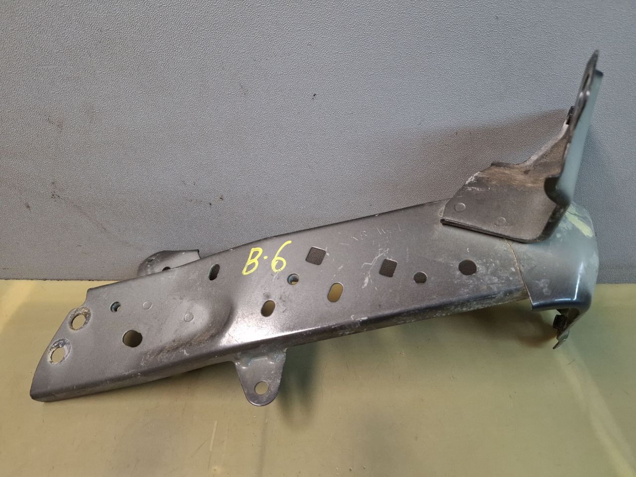 крепление ( кронштейн ) крыла Mazda CX-5 2 поколение KF 2018, 2.5 л., PYY1, бензин, АКПП, серый/46g, внедорожник 5 дв., полный привод, KB7W - фото №1