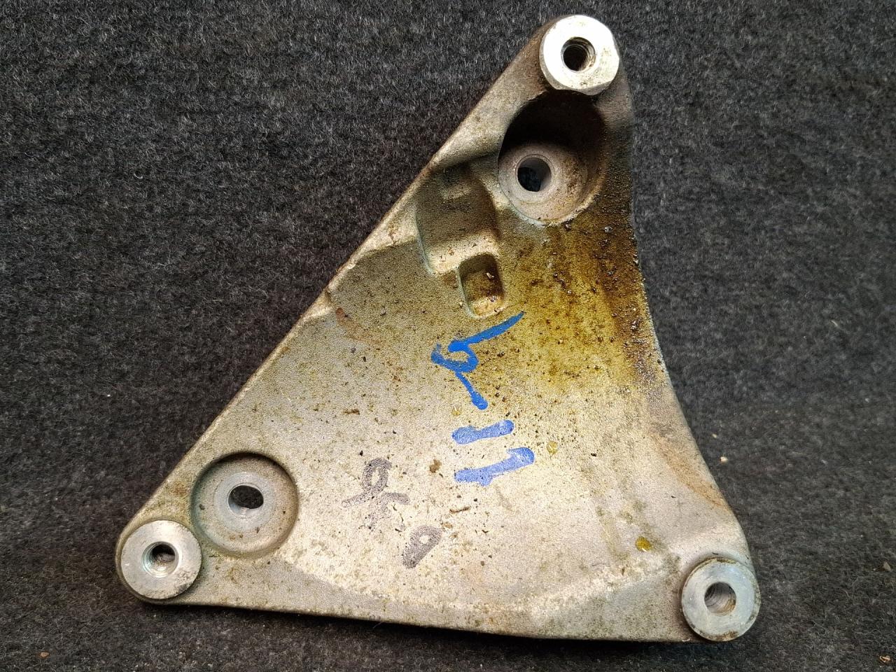 кронштейн компрессора кондиционера Chevrolet Malibu 9 поколение 2017, 1.5 л., бензин, АКПП, черный, седан, передний привод, 12668074 - фото №1