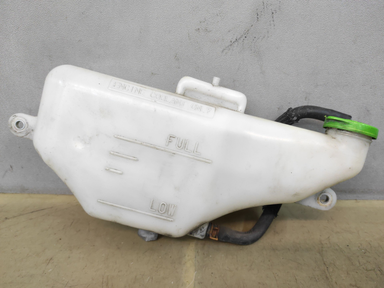 бачок расширительный Suzuki Kizashi 1 поколение 2012, 2.4 л., J24B, бензин, АКПП, красный, седан, полный привод - фото №1