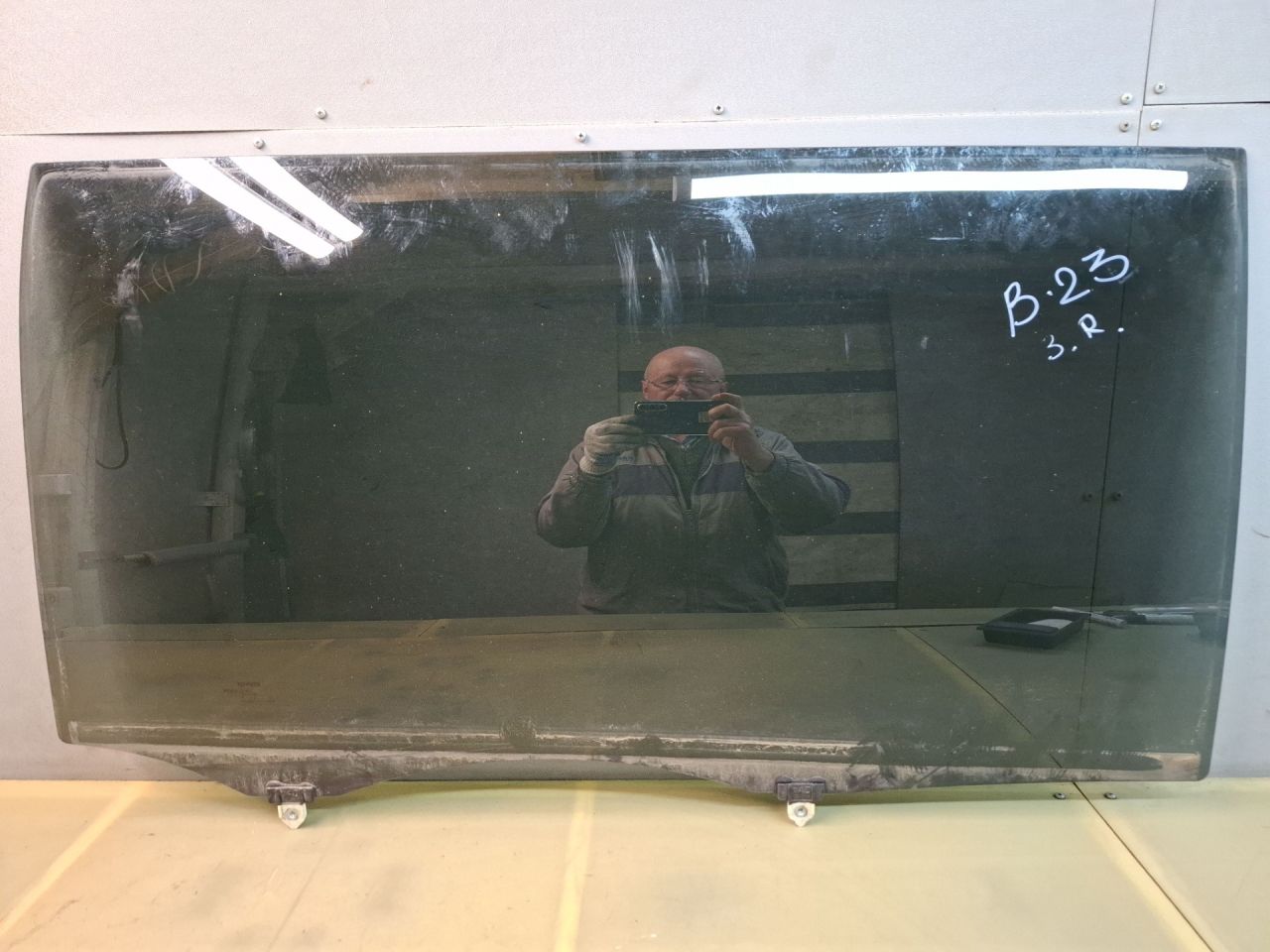 стекло двери задней правой Toyota Sienna 3 поколение 2011, 3.5 л., 2GR-FE, бензин, АКПП, серый, передний привод - фото №1