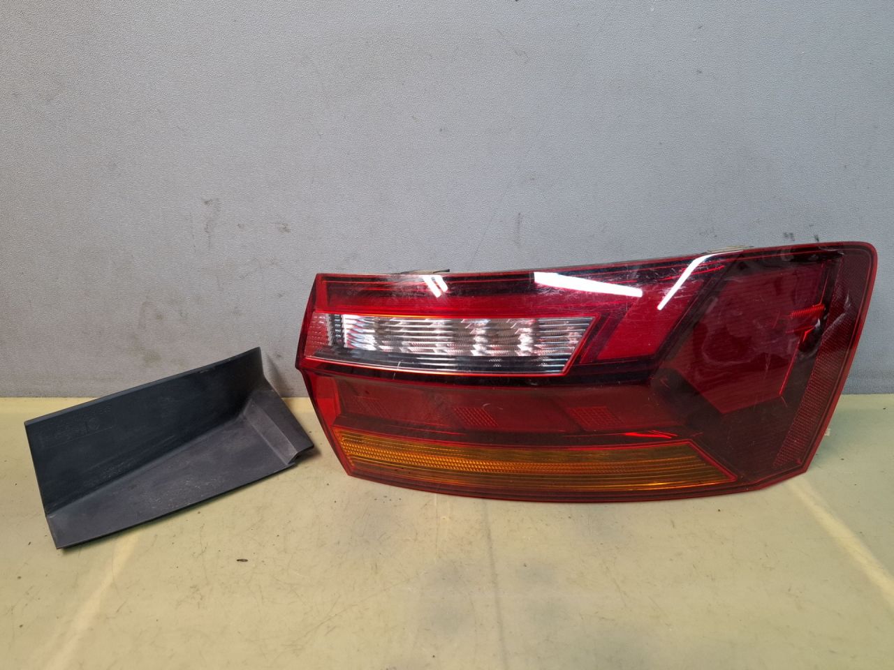 фонарь задний правый Volkswagen Jetta 7 поколение 2019, 1.4 л., бензин, АКПП, серый, передний привод, 17A945096 - фото №1