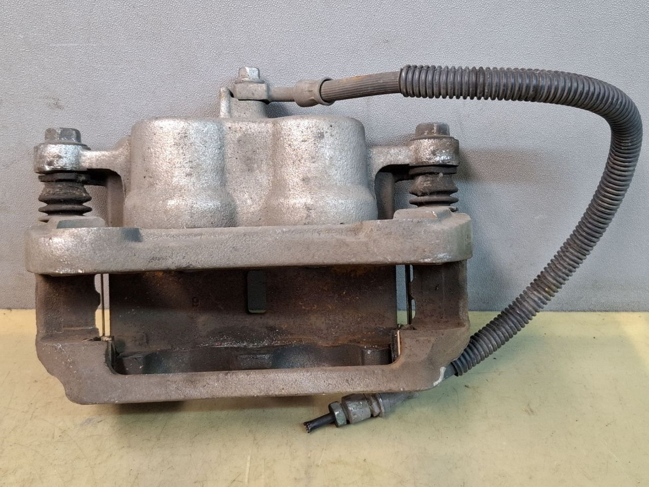 суппорт передний левый Chevrolet Blazer 3 поколение 2019, 3.6 л., бензин, АКПП, белый, полный привод, 84483546 - фото №1