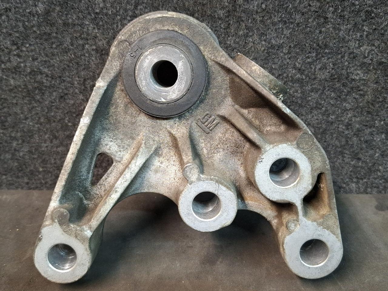 подушка крепления КПП GMC Terrain 2 поколение 2020, 1.5 л., бензин, АКПП, серый 464с, передний привод, 23463103 - фото №1