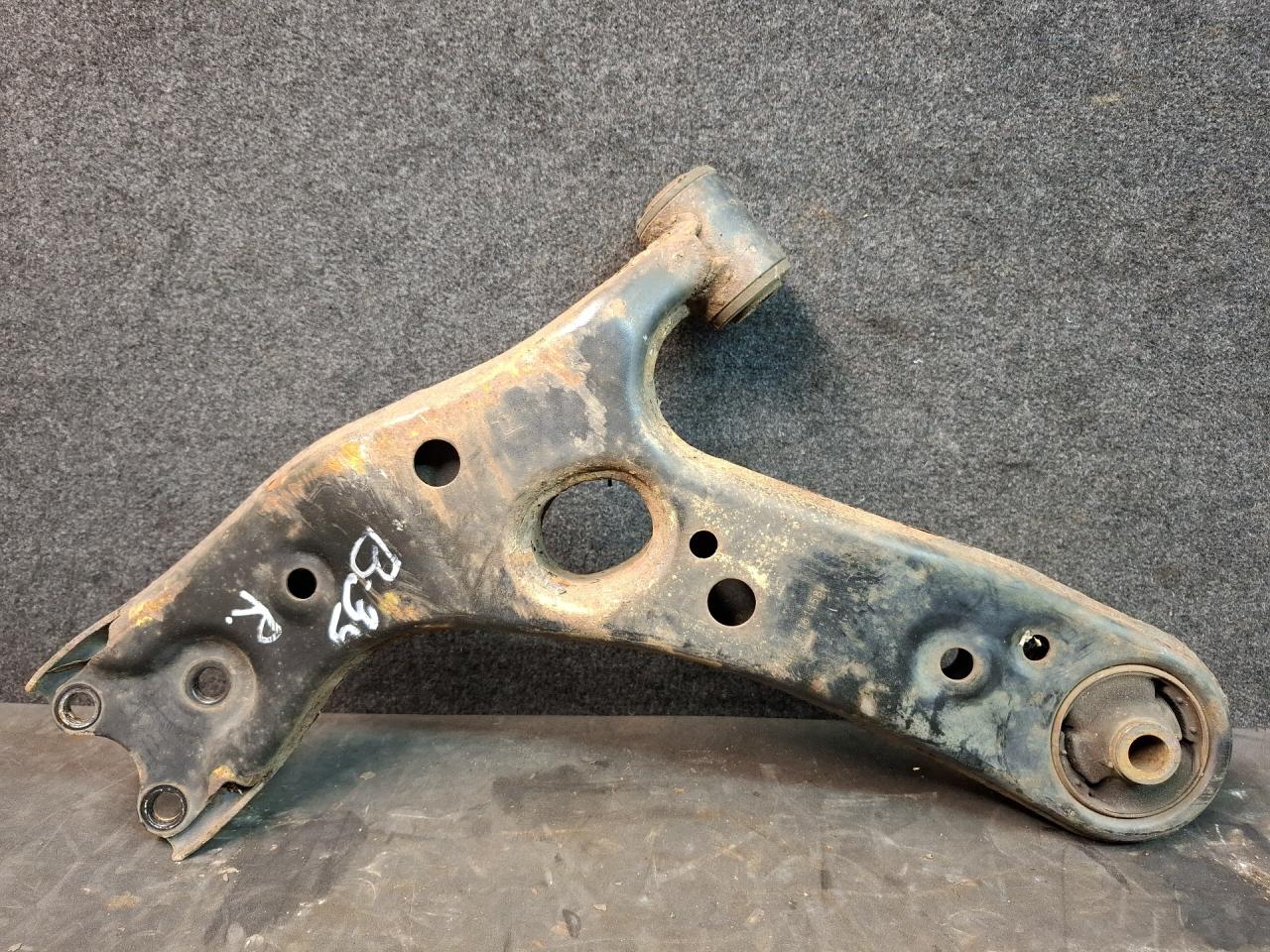 рычаг передний правый Toyota Prius V 1 поколение ZVW41 ZVW41 2014, 1.8 л., гибрид, АКПП, синий, хетчбэк 5 дв., передний привод - фото №1