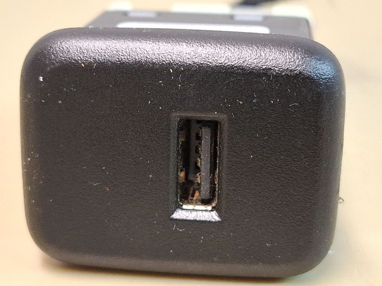 разъем AUX / USB Chevrolet Malibu 9 поколение 2018, 1.5 л., бензин, АКПП, бордовый, передний привод, 13596807 - фото №1