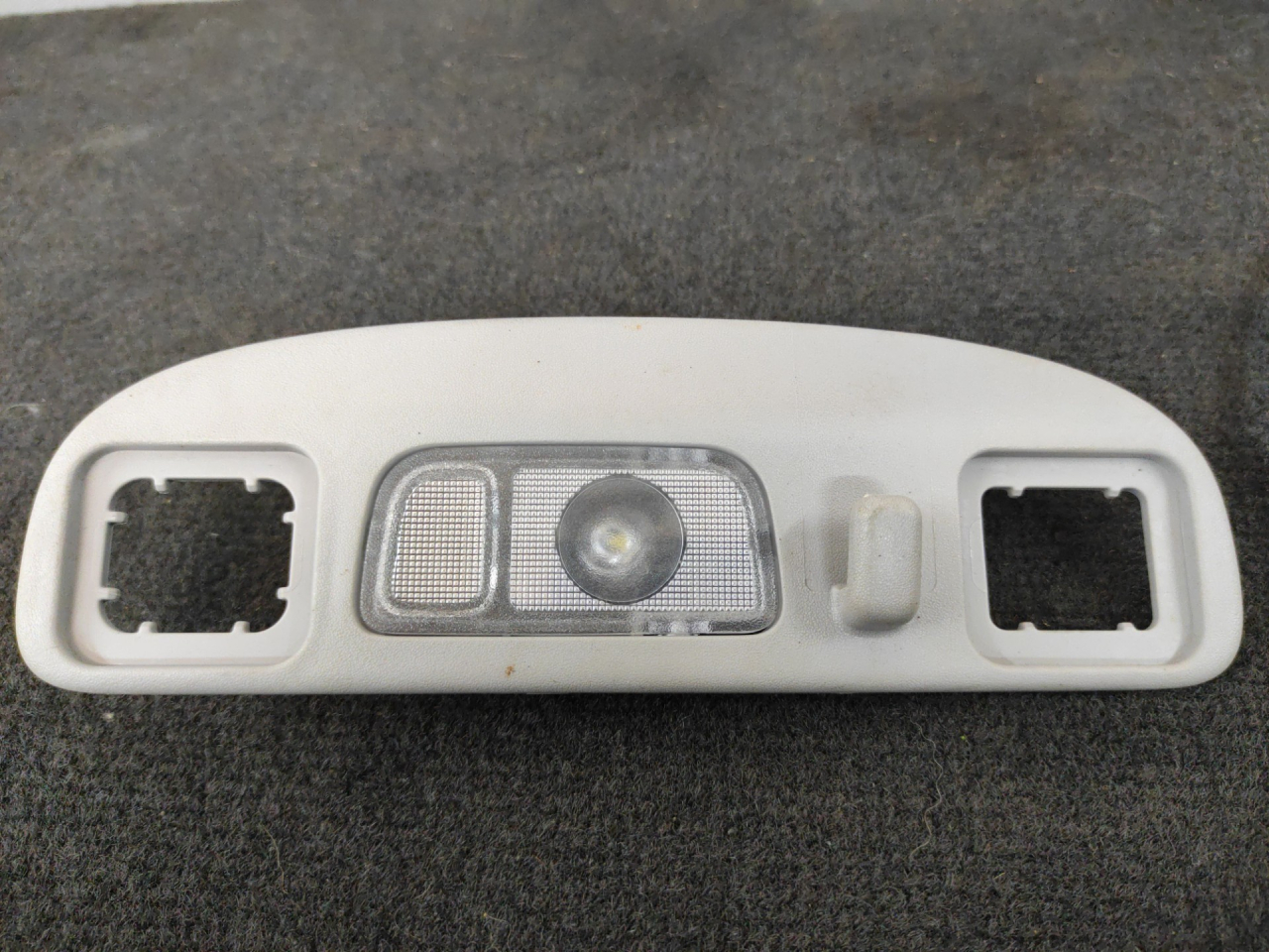 фонарь салона (плафон) Chevrolet Equinox 3 поколение 2019, 1.5 л., бензин, АКПП, белый 140х, минивэн, передний привод, 84260155 - фото №1