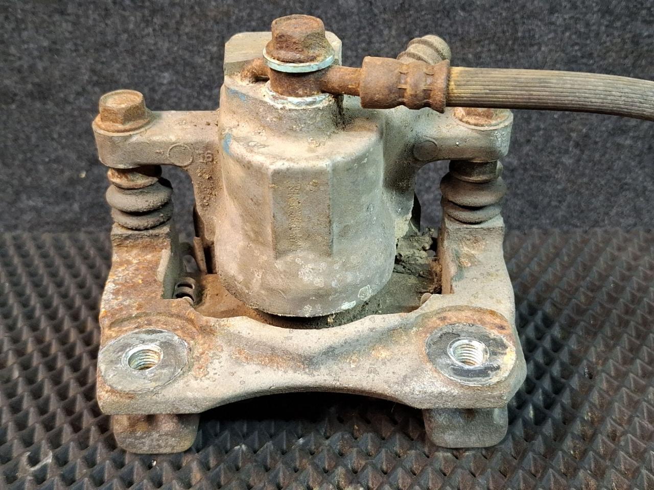 суппорт задний левый Toyota Camry 7 поколение XV40 2008 - фото №1