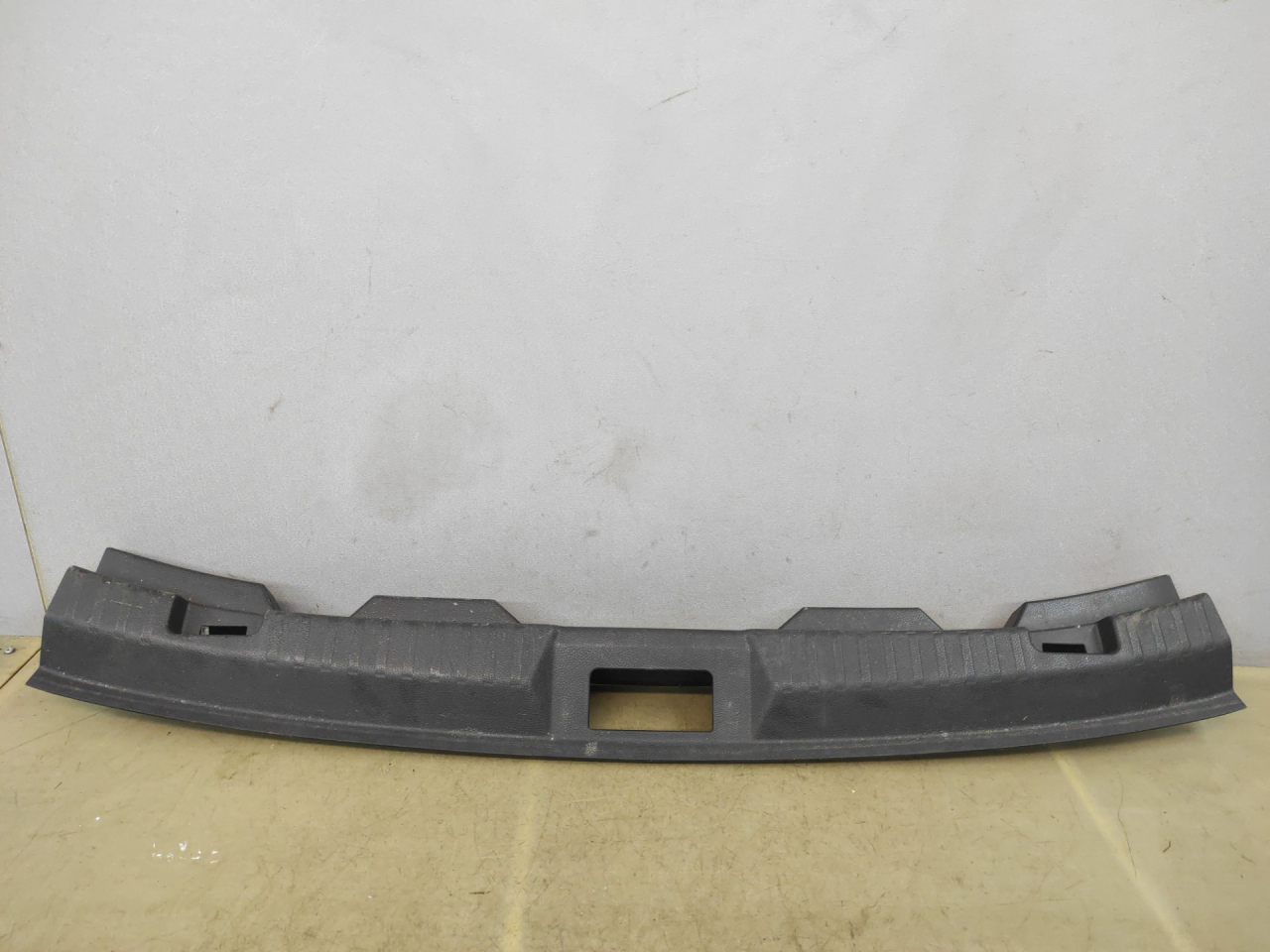 накладка внутренняя на заднюю панель кузова Ford Edge 2 поколение CD539 2018, 2.0 л., бензин, АКПП, черный, внедорожник 5 дв., полный привод, FT4BR406A64 - фото №1