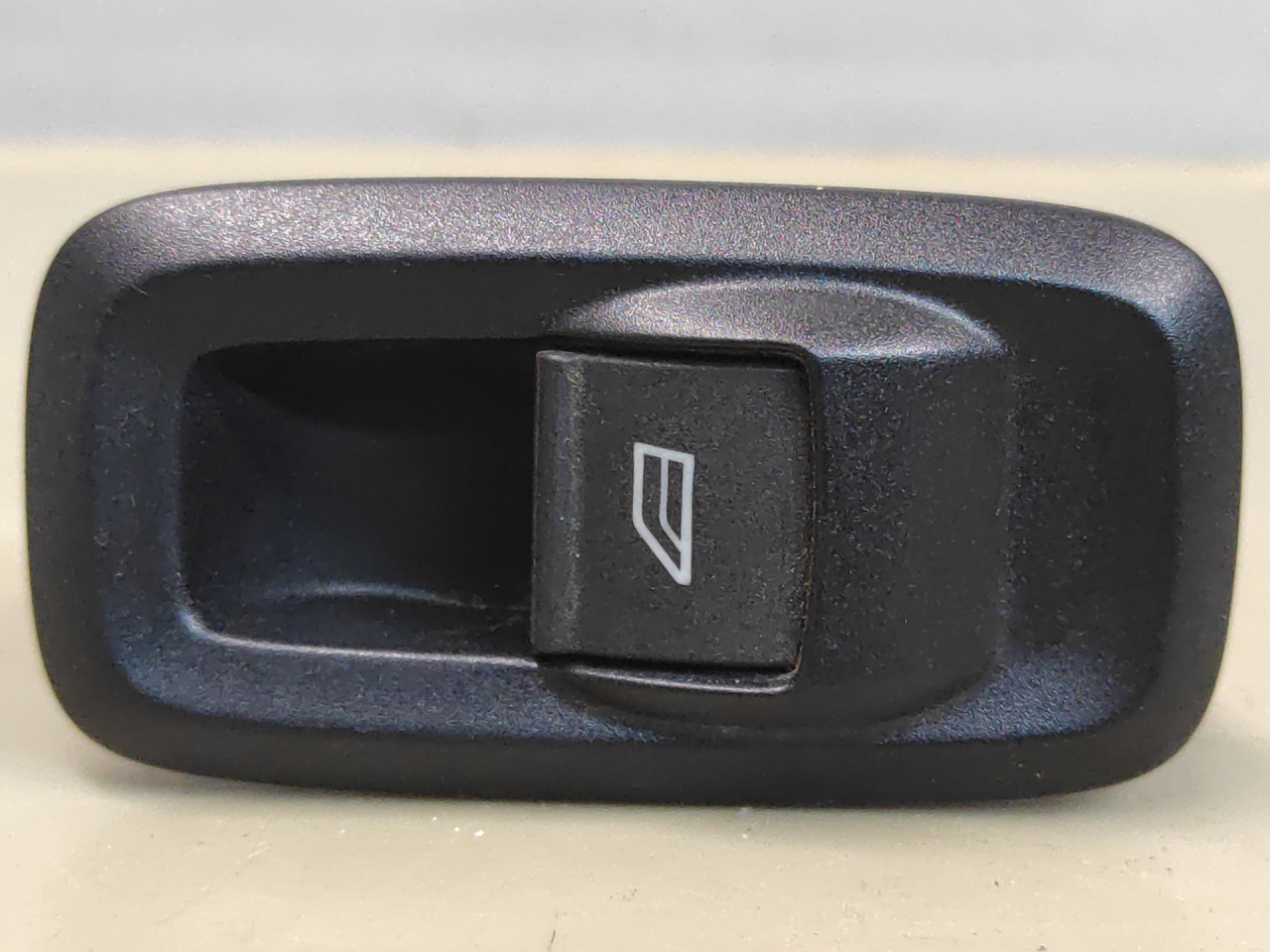 кнопка стеклоподъемника двери задней левой Ford Fiesta 6 поколение 2012, 1.6 л., бензин, хетчбэк 5 дв., передний привод - фото №1