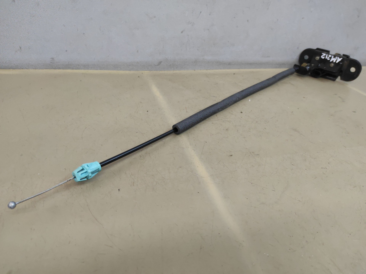 замок багажника GMC Yukon 2 поколение 2003, 6.0 л., бензин, АКПП, белый, внедорожник 5 дв. - фото №1