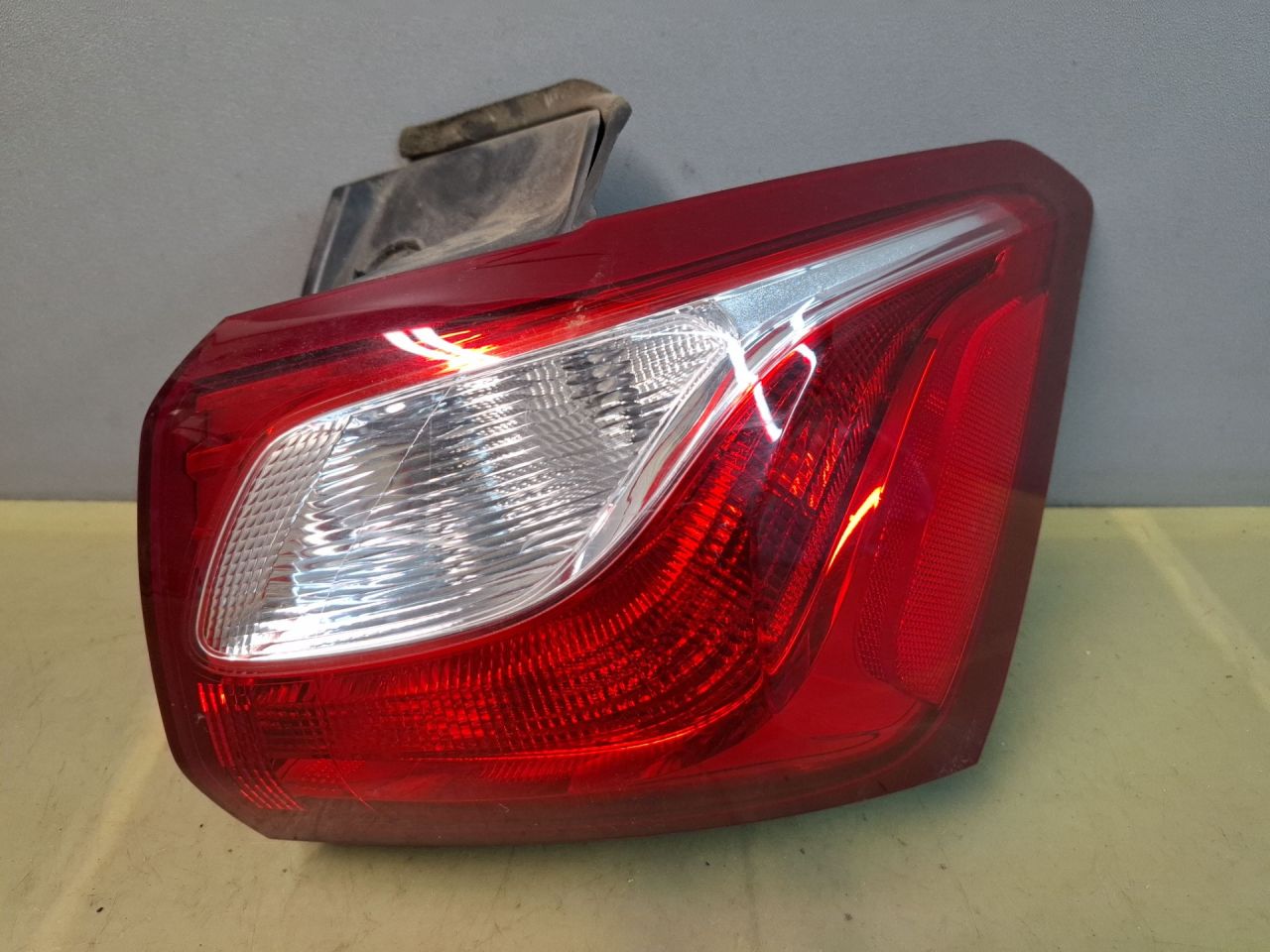 фонарь задний правый Chevrolet Equinox 3 поколение 2018, 1.5 л., бензин, АКПП, серый/441b, полный привод, 84373388 - фото №1