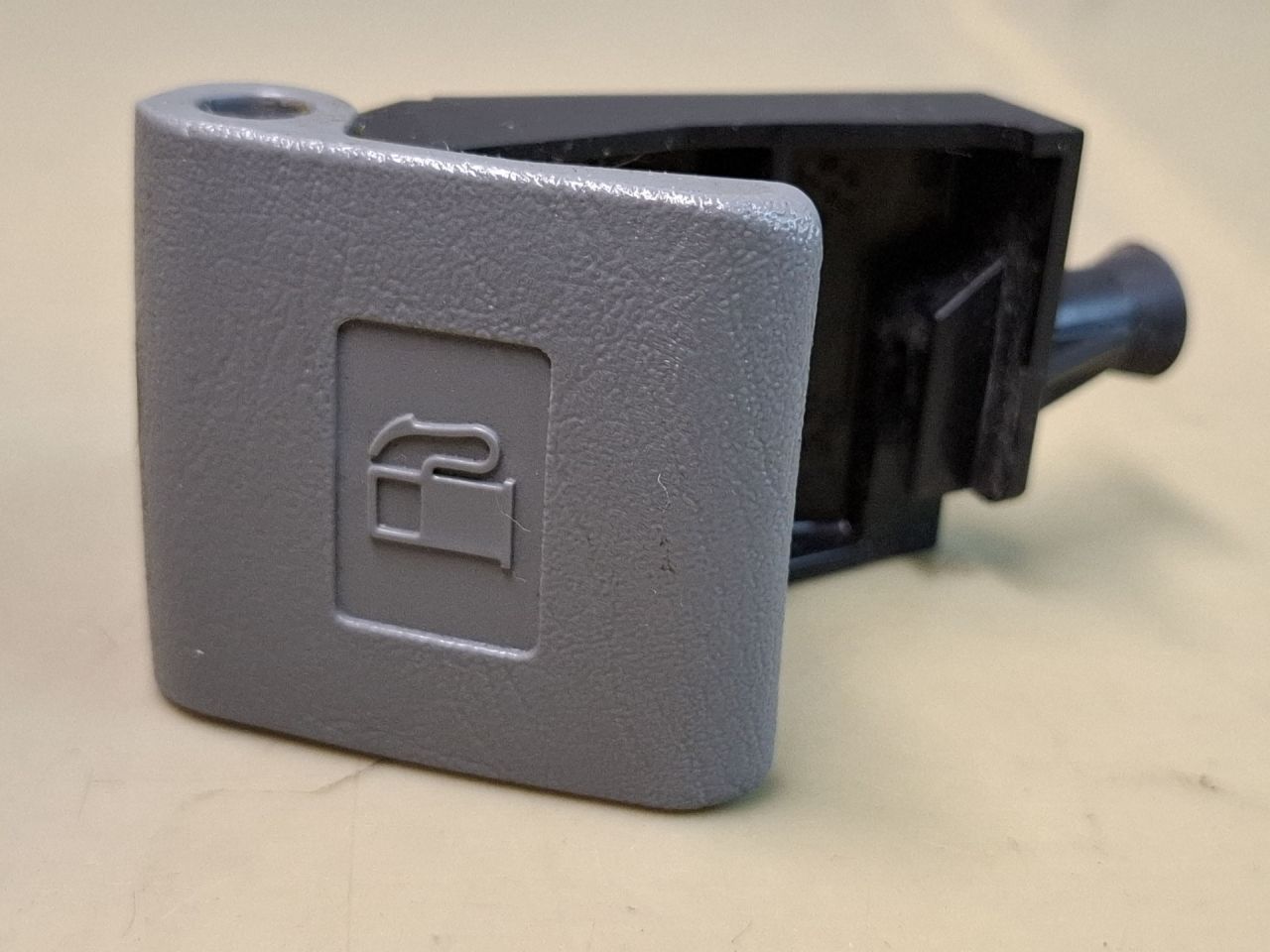 ручка открытия лючка топливного бака Toyota Sienna 3 поколение 2011, 3.5 л., 2GR-FE, бензин, АКПП, серый, передний привод - фото №1