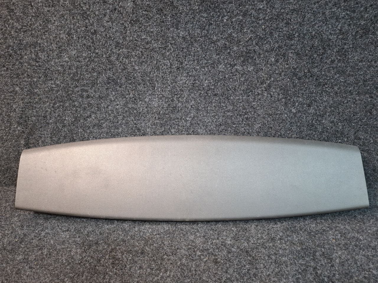 обшивка крышки багажника Chevrolet Equinox 3 поколение 2018, 1.5 л., бензин, АКПП, серый/441b, полный привод, 23116142, 84445040 - фото №1