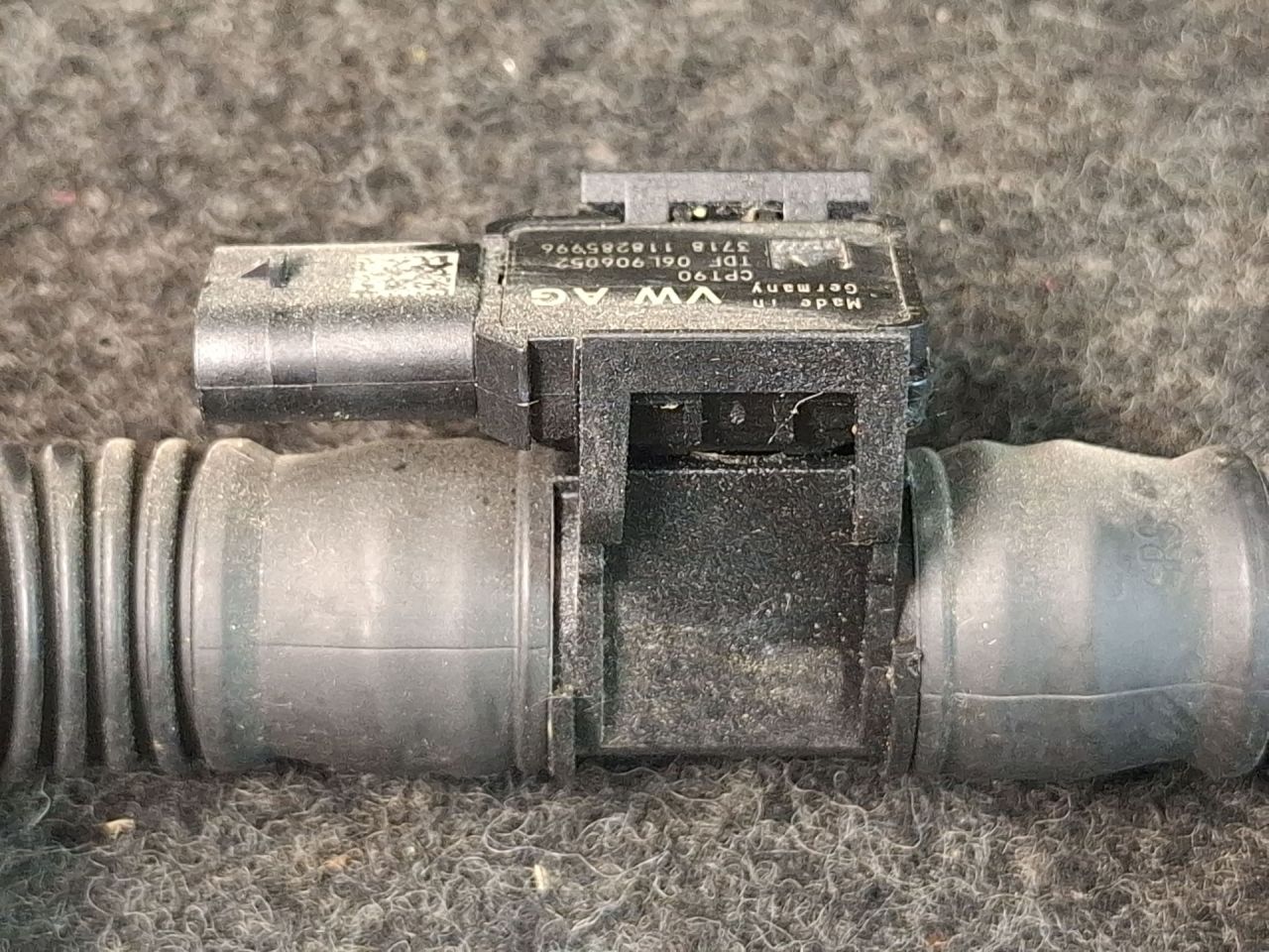 датчик абсолютного давления Volkswagen Jetta 7 поколение 2019, 1.4 л., бензин, АКПП, серый, передний привод, 06L906052 - фото №1