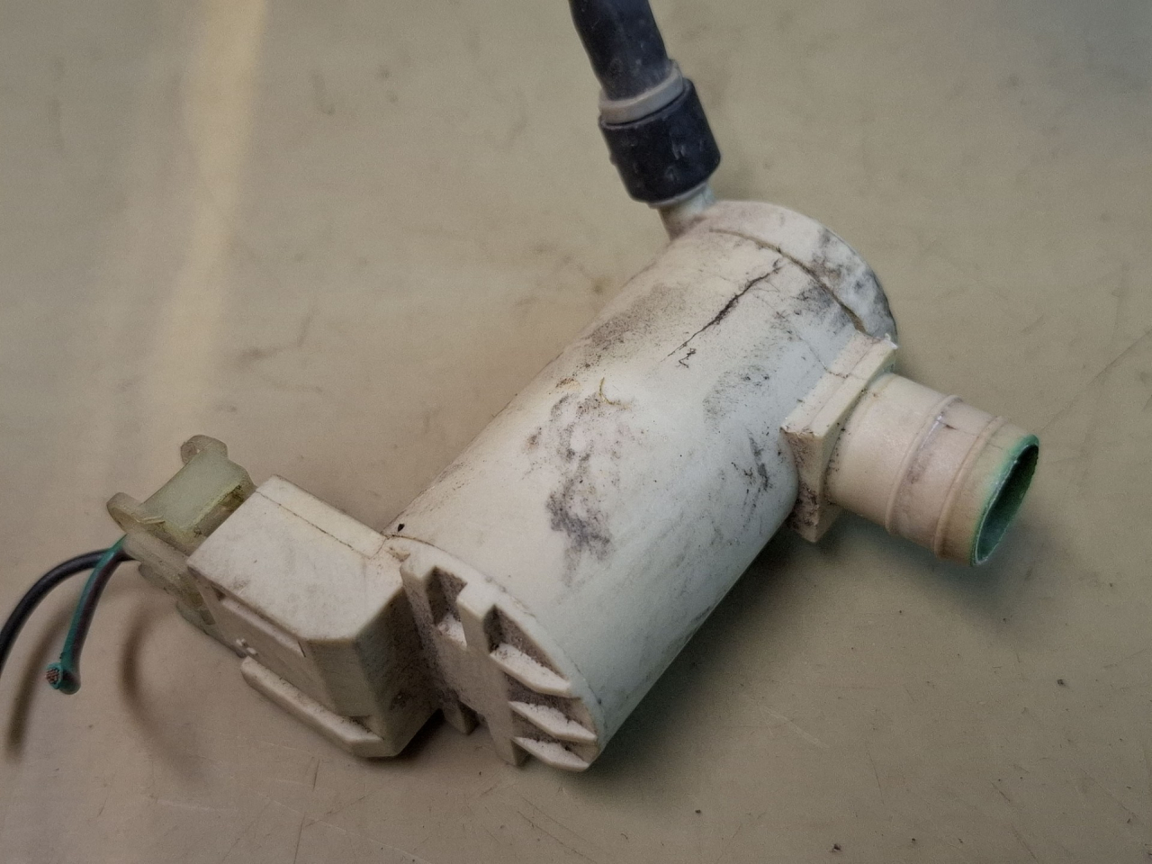 насос (моторчик) омывателя стекла Great Wall Hover H5 1 поколение 2012, 2.0 л., дизель, АКПП, черный, внедорожник 5 дв., правый руль, 3747100K00 - фото №1