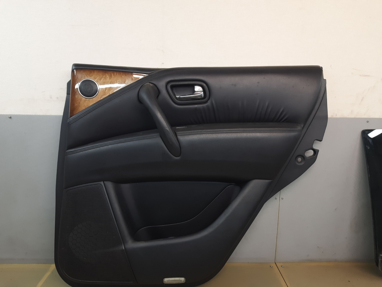 обшивка двери задняя правая Infiniti QX80 1 поколение Z62 2014, 5.6 л., VK56DE, бензин, АКПП, белый, внедорожник 5 дв., задний привод - фото №1