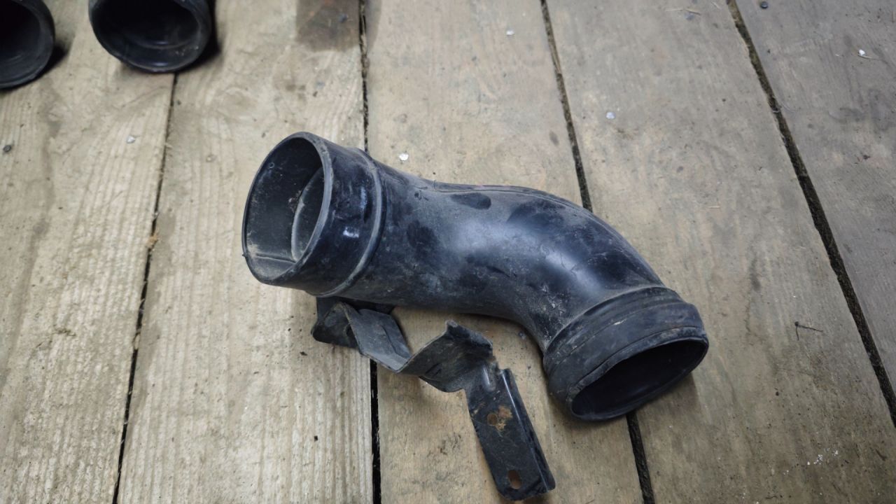 патрубок воздушного фильтра Mazda Millenia 1 поколение 2000, 2.3 л., бензин - фото №1