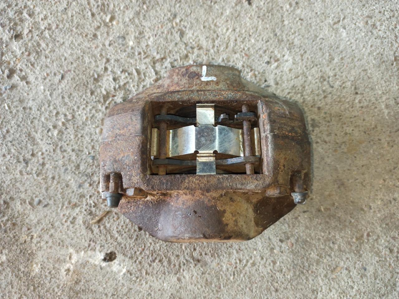 суппорт передний левый Volkswagen LT 1 поколение 1990, 2.4 л., дизель, МКПП - фото №1