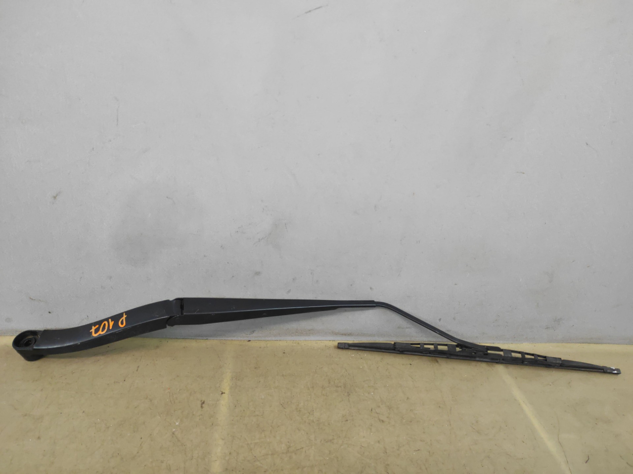 щеткодержатель (поводок стеклоочистителя, дворник) Chevrolet Equinox 3 поколение 2019, 1.5 л., бензин, АКПП, белый 140х, минивэн, передний привод - фото №1