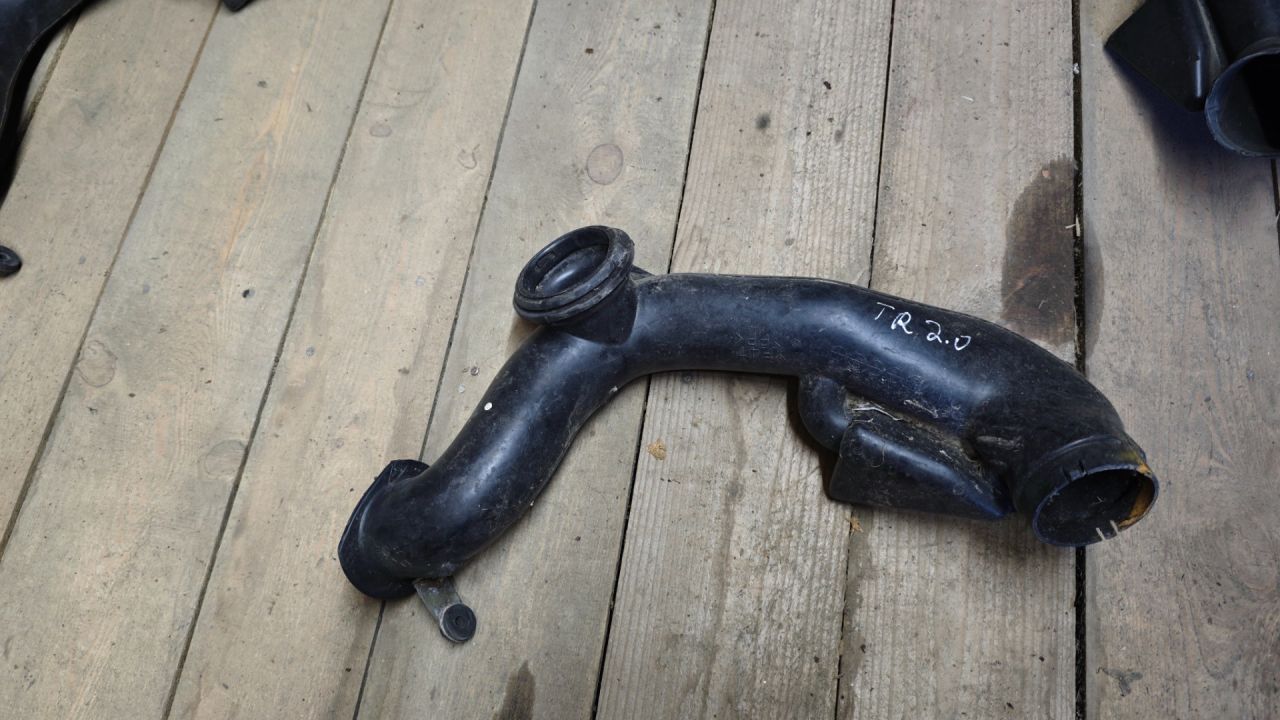 патрубок воздушного фильтра Mazda Tribute 1 поколение 2002, 2.0 л., бензин - фото №1