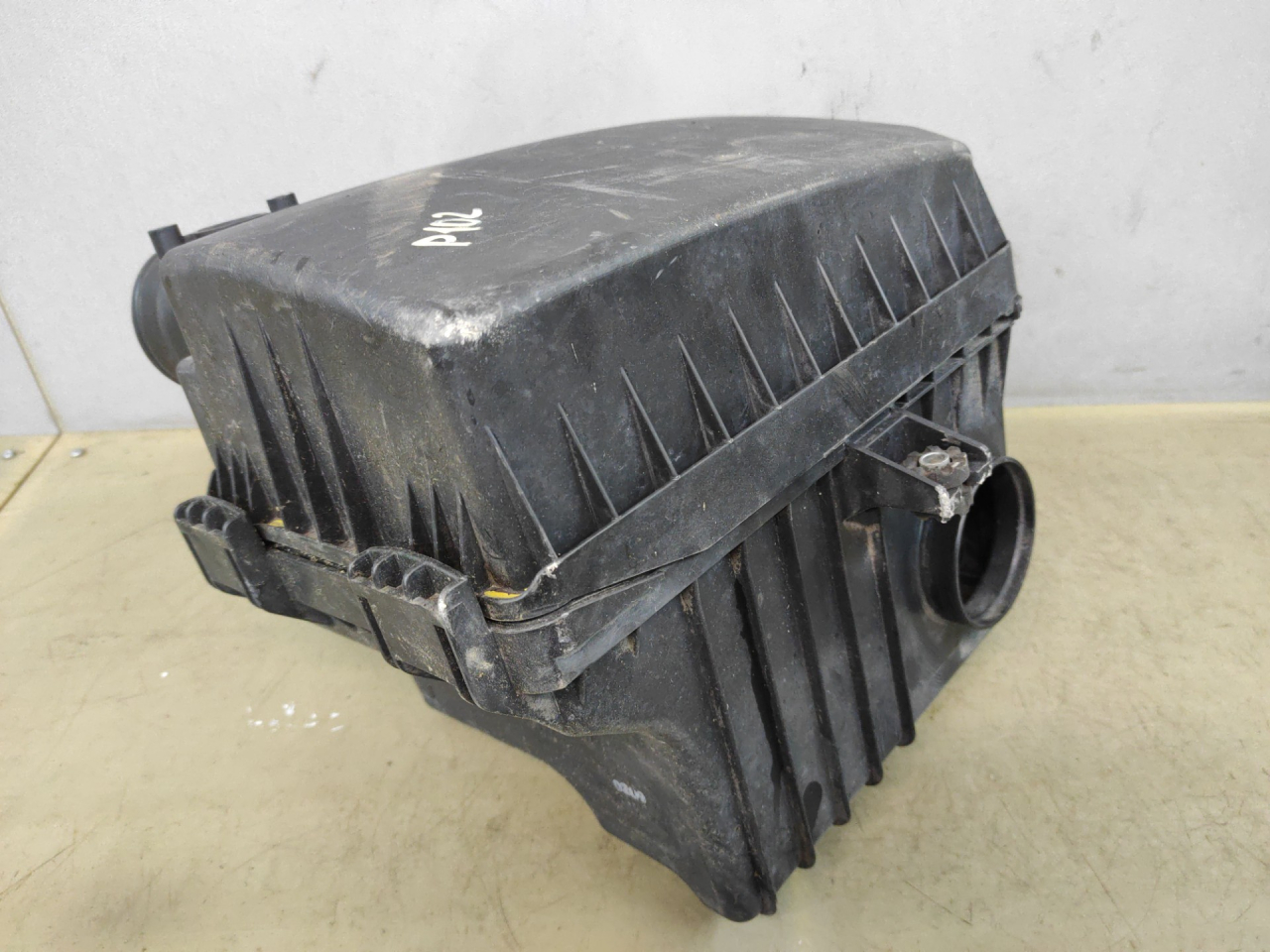 корпус воздушного фильтра Suzuki Kizashi 1 поколение 2012, 2.4 л., J24B, бензин, АКПП, красный, седан, полный привод, 1370057L00 - фото №1