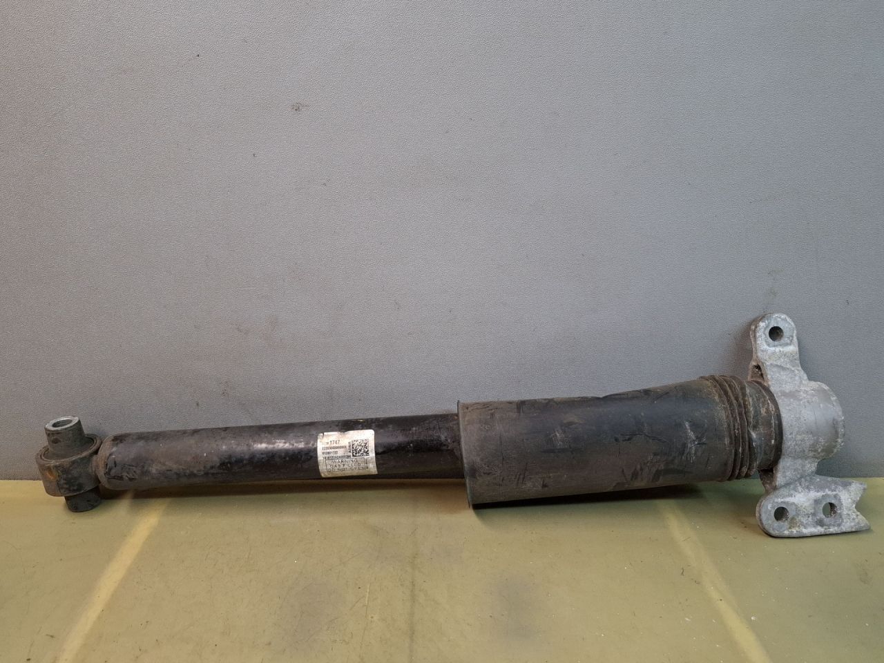 амортизатор задний левый Chevrolet Equinox 3 поколение 2018, 1.5 л., бензин, АКПП, серый/441b, полный привод, 84361747 - фото №1