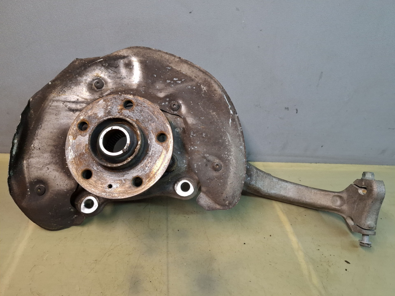 кулак поворотный правый Audi A4 B8/8K 2010, 1.8 л., CDHA, бензин, АКПП, передний привод, правый руль, 08155AF161J - фото №1