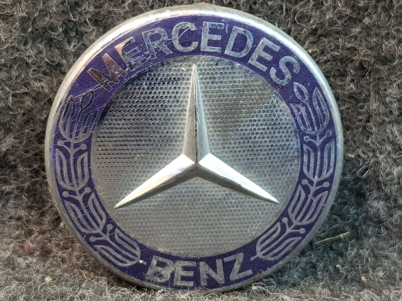 эмблема Mercedes-Benz Sprinter 2 поколение (W906) 2007, 2.1 л., OM 646.701, дизель, МКПП, красный - фото №1