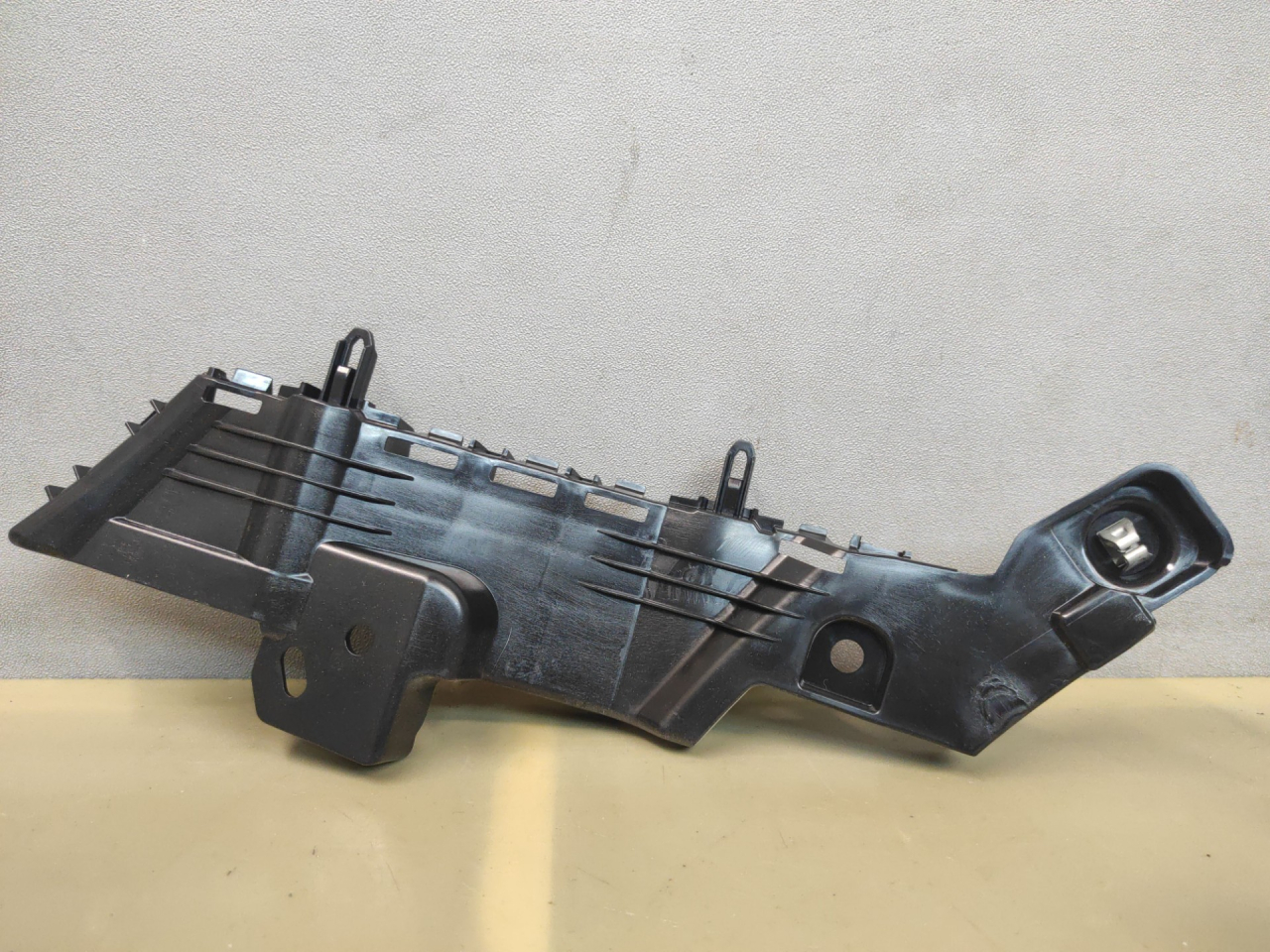 крепление бампера Buick Encore GX 1 поколение 2022, 42713982 - фото №1