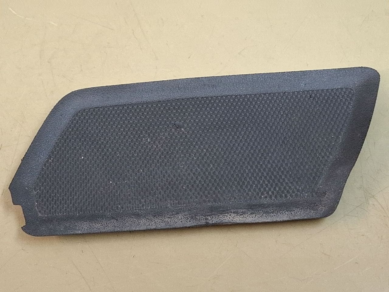 пластик Chevrolet Equinox 3 поколение 2018, 1.5 л., бензин, АКПП, серый/441b, полный привод, 84137384 - фото №1