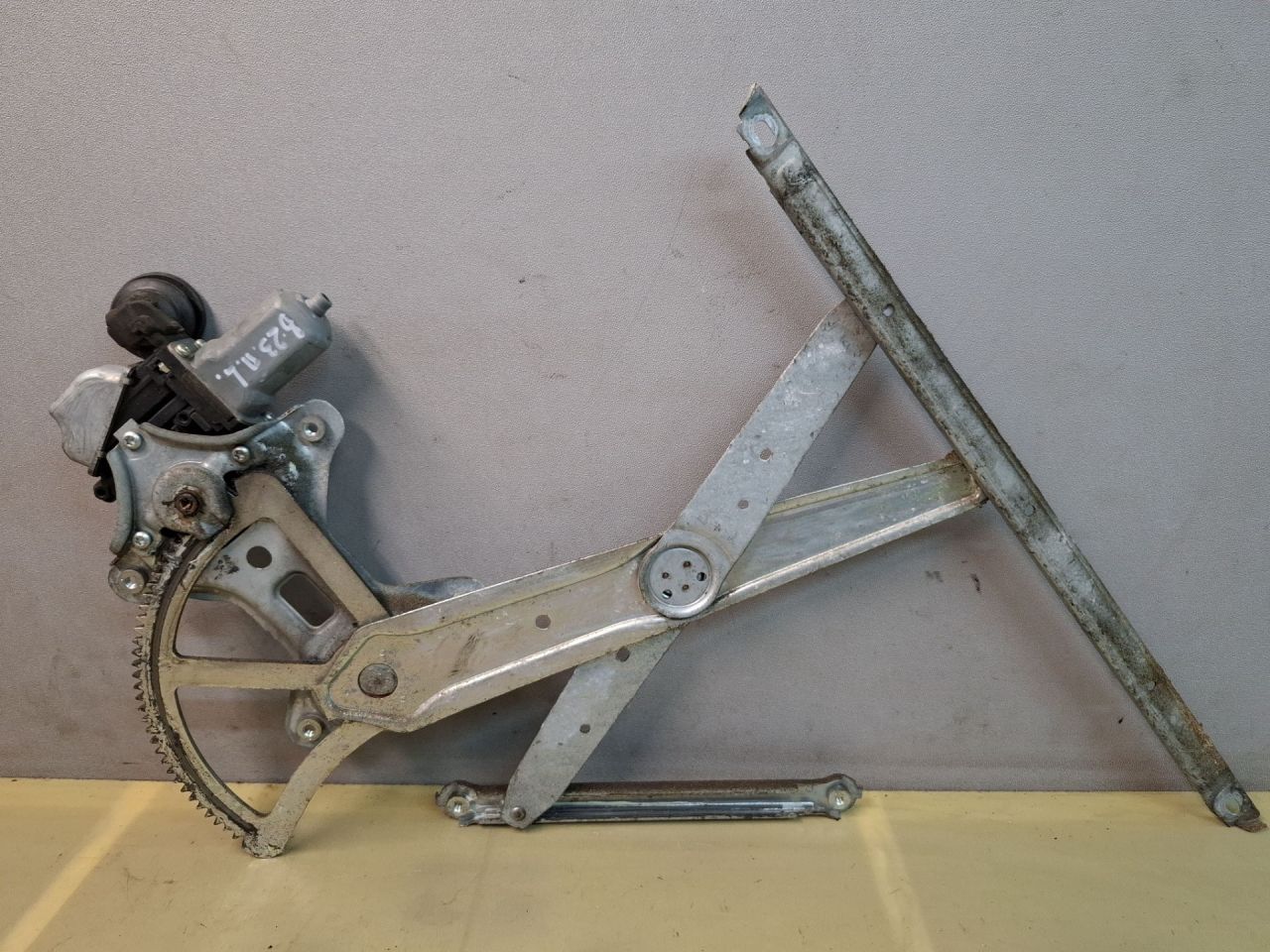 стеклоподъемник передний левый Toyota Sienna 3 поколение 2011, 3.5 л., 2GR-FE, бензин, АКПП, серый, передний привод - фото №1