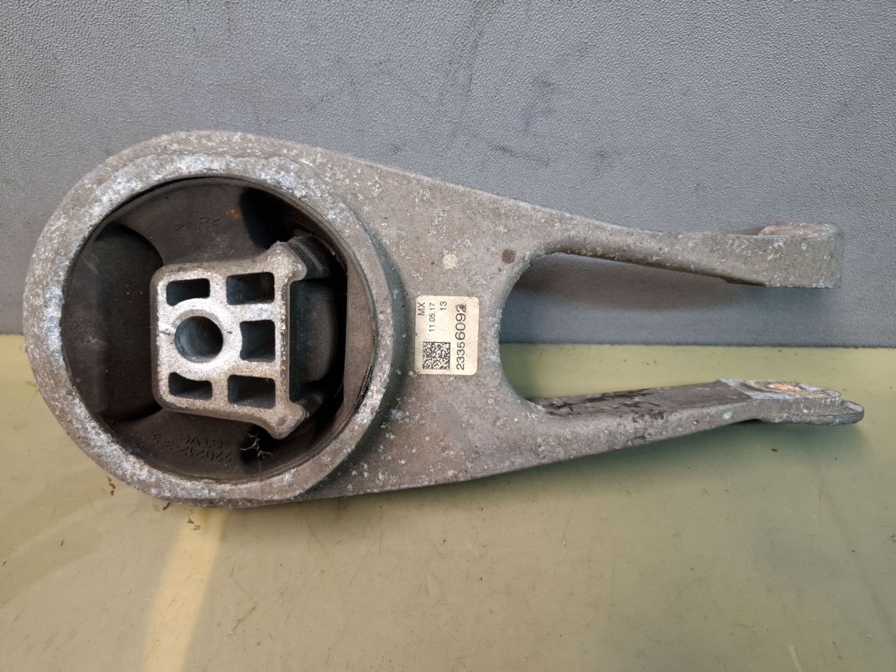 подушка крепления двигателя Chevrolet Malibu 9 поколение 2018, 1.5 л., бензин, АКПП, бордовый, передний привод, 23356092 - фото №1