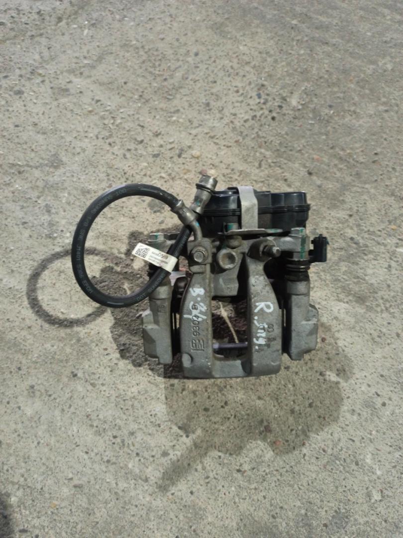 суппорт задний правый Cadillac XT4 1 поколение 2020, 2.0 л., бензин, АКПП, 318e, полный привод - фото №1