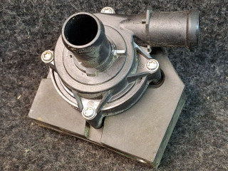 насос антифриза дополнительный Volkswagen Jetta 7 поколение 2019, 1.4 л., бензин, АКПП, серый, передний привод, 5Q0965561