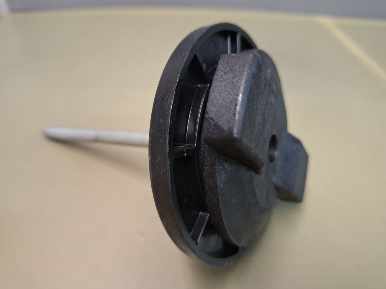 крепление запаски Chevrolet Equinox 3 поколение 2018, 1.5 л., бензин, АКПП, серый/441b, полный привод - фото №1