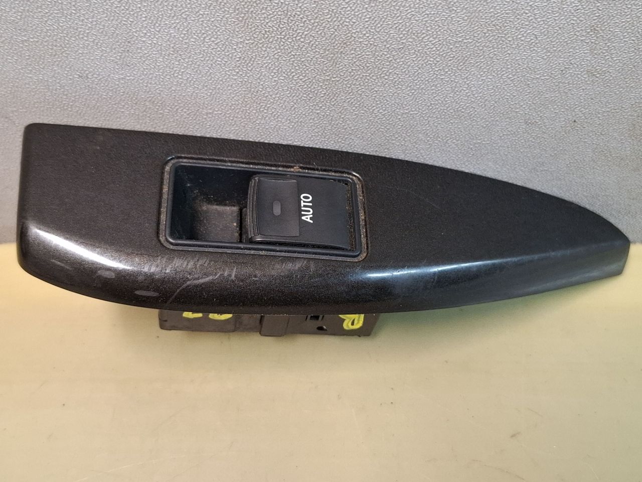 кнопка стеклоподъемника двери задней Toyota Sienna 3 поколение 2011, 3.5 л., 2GR-FE, бензин, АКПП, серый, передний привод - фото №1