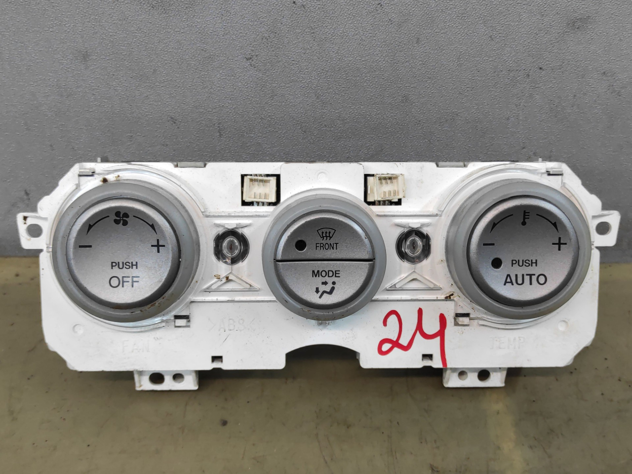 блок управления печки / климат-контроля Mazda 6 GG 2003, 2.0 л., LF-DE, бензин, МКПП, хетчбэк 5 дв., PG20E0002C - фото №1