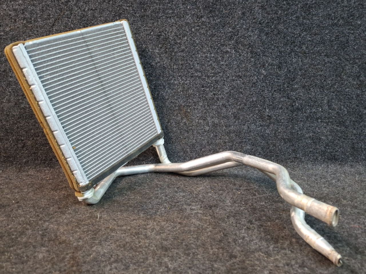 радиатор отопителя (печки) Toyota Sienna 3 поколение 2011, 3.5 л., 2GR-FE, бензин, АКПП, серый, передний привод - фото №1