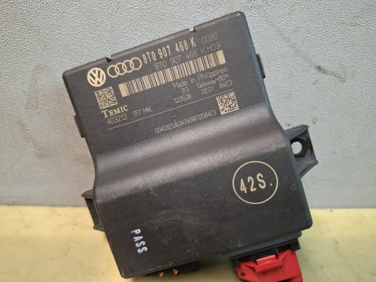 диагностический интерфейс Audi A4 B8/8K 2010, 1.8 л., CDHA, бензин, АКПП, передний привод, правый руль, 8T0907468K - фото №1