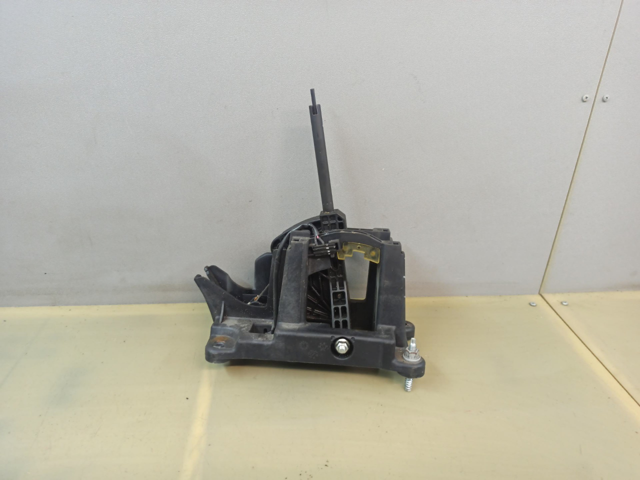 кулиса Chevrolet Equinox 1 поколение 2008, 3.4 л., LNJ, бензин, АКПП, серебристый, внедорожник 5 дв., передний привод - фото №1